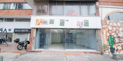 Inmueble ubicado en via principal ( Cra 7 ), excelente vitrina y cerca al transporte publico de la cra 7, consta de 1 espacio abierto para adecuación segun la actividad comercial, 1 baño, cocineta y un espacio de cuarto de aseo, puerta ( reja metalica) de seguridad, vias de acceso cra 7, cll 61, cll 63, cll 53, cra 13, Excelente oportunidad para potencializar su negocio.