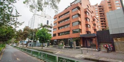 Oficina Remodela, ubicada sobre vía principal en exclusivo sector de la ciudad, frente al C. Comercial Andino. Dos espacios adaptables, con excelentes acabados, iluminación natural, un parqueadero, citófono, vigilancia 24 Horas y recepción. Centros Comerciales: Andino y Retiro, almacenes: Farmatodo, Pepe Ganga y restaurantes de la zona T, zona G y zona financiera Cll 100 y Cll 72. Cercano a Parques: El Virrey, México ,Parque de la 93, Museo del Chico.