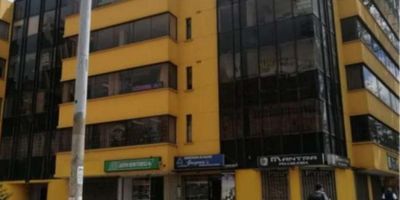 Oficina interna en exclusivo sector  de la ciudad, frente al hotel Tequendama, cuenta con excelente espacios para adecuar la oficina a su gusto, iluminación natural, citofono, vigilancia 24 horas y recepción. Vías de acceso Cra. 10 y Cll. 25.