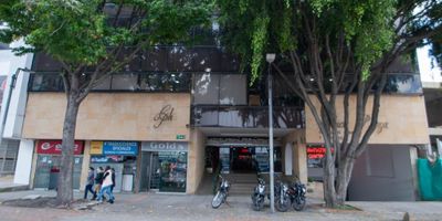 Oficina ubicada en el edificio Comercial Chico Plaza, cuenta con un baño interno, sala de reuniones y dos espacios con vista hacia el exterior. Disponible para establecer consultorios o oficinas administrativas. Vías de acceso Cra 15, Cra 11 y Cll 100.