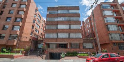 Acogedor apartamento barrio Chico, con una ubicación de alta valorización, cerca avenidas principales Auto. Norte ,Cll. 100 y Cra, 15, parque de la 93, parque el virrey, zona residencial y financiera, edificio con seguridad 24 horas , ascensor, el apartamento está en un 2 piso, cuenta con excelente iluminación dos terrazas de uso exclusivo , sala comedor , tres habitaciones, la principal con baño privado y baño social, cocina integral tipo americano , cuarto y baño de servicio, doble parqueadero independiente.