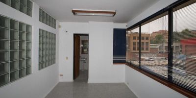Oficina tipo consultorio, ubicada cercanías del Parque de la 93, zona comercial y financiera. Cuenta con un parqueadero, amplio espacio y recepción proveída por el edificio. Vías de acceso como la Cr. 11 y Cll. 93