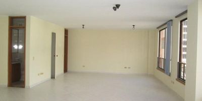 Oficina de amplios espacios, iluminada y cerca a centros comerciales, Parque de la 93, sistema TM y rutas Sitp.. Vías de acceso como la Cll. 93, Cll. 94 y Cr. 15.