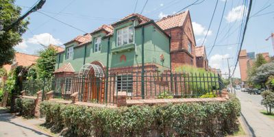 Excelente casa de conservación, adecuada para oficinas institucionales del gobierno, con estratégica ubicación. Ideal para oficinas que requieran amplios espacios, cómo agencias de publicidad, diseño, arquitectos y ONG. Cuenta con Iluminada natural y con cómodas  vías de acceso como la Av. Caracas. Cr. 11 y Cll. 72. y estaciones de TM.