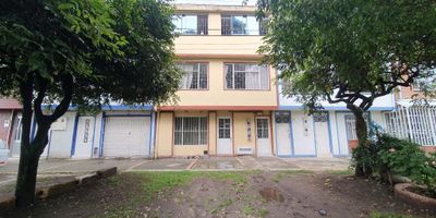 Excelente casa para inversión, de tres niveles: PRIMER NIVEL: Sala comedor en el mismo ambiente, cocina semi-integral, patio de ropas, un baño y dos habitaciones. SEGUNDO NIVEL: Sala comedor, tres habitaciones, un baño, cocina semi-integral y zona de ropas. TERCER NIVEL: Sala comedor en el mismo ambiente, tres habitaciones, cocina semi-integral, un baño y zona de ropas. Vías de acceso Cl 80. Diagonal 78 y KR 105B, con cercanía a parques, colegios, restaurantes y Centro Comercial Portal 80. Facilidad de transporte público.