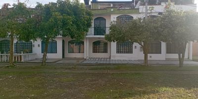 Excelente lote en Flandes -Tolima se  encuentra en una urbanización cerrada, urbanizada, cuenta con zonas sociales. piscina, cancha  futbol, cancha de baloncesto, chancha de vóley playa ,parque para niños. zonas verdes, iluminación eléctrica. con cercanía al Aeropuerto.