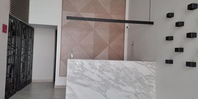 Excelente oficina ubicada en el tercer piso con gran iluminación, el inmueble no cuenta con piso ni techo remodelado (disponible para remodelar). Dentro de inmueble hay un baño y baños auxiliares fuera de la oficina. Cuenta con dos garajes No. 51 y 17 y un deposito No.15. El edificio cuenta con recepción, vigilancia 24/7, ascensor, CCTV, parqueaderos cercanos, bancos, restaurantes, centros comerciales, sobre vía principal, excelente ubicación y vías de acceso Vías de acceso calle 100, carrera 11, cercanías a  restaurantes, bancos, hoteles.