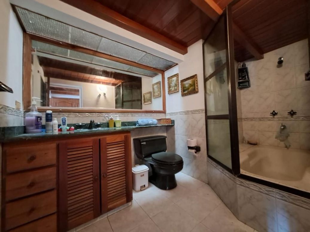 Casa de 6 alcobas en venta en Prado Veraniego Sur, Bogotá, 291 m² · foto 18 de 20