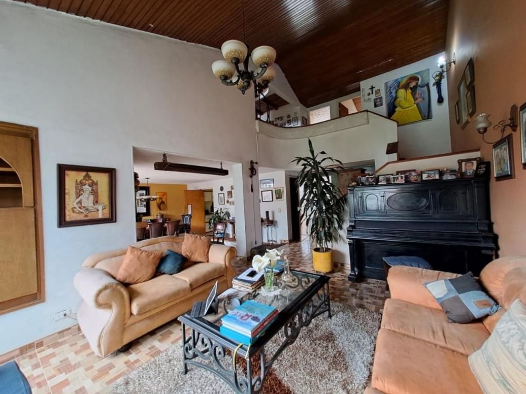 Casa de 6 alcobas en venta en Prado Veraniego Sur, Bogotá, 291 m² · foto 2 de 20