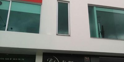 Excelente oficina con gran iluminación natural, ubicada en segundo piso, acabados modernos y divisiones, citófono, baño privado y cocineta, dos garajes cubiertos en linea. El edificio cuenta con recepción, vigilancia 24/7, CCTV, ascensor, parqueadero de visitantes, escaleras de emergencia, ubicada en sector empresarial, restaurantes y transporte publico cercano, Parque El Virrey y Embajada de la República de Guatemala. Vías de acceso como la Carrera 15 y la calle 85.