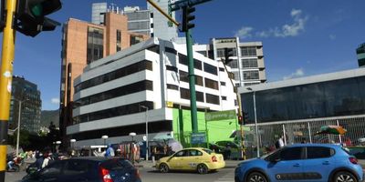 Espectacular oficina ubicada en exclusivo sector empresarial, cuenta con área de recepción, sala de espera, espacios amplio y cerrados, cocineta, tres áreas con baño privado cada una, baño auxiliar, ubicado en ultimo piso terraza de 25 mts adicionales, 2 garajes con espacio para 3 carros, edificio cuenta con ascensor, parqueadero de visitantes, vigilancia 24/7.