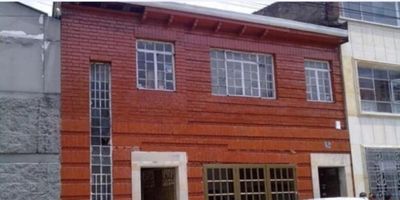 Excelente casa- lote comercial,  con área lote de 224 metros, pisos en madera, con uso para vivienda, dotacional, educativo, cultural, salud, bienestar social, culto y servicios financieros, el primer piso cuenta con una bodega amplia y mezanine, la entrada es independiente; El segundo piso cuenta con 5 habitaciones, de las cuales dos tienen closet, zona de lavandería. Con cercanía a Centro comercial Calima, plaza de Paloquemao, Museo Parques, la Avenida el Dorado, Avenida de las Américas, Carrera 14, Avenida Carrera 30. Facilidad de transporte.