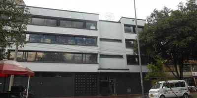 Excelente edificio de cuatro pisos, con gran iluminación natural, pisos en viniso, cerámica y concreto, semi sótano para paqueo con capacidad para cinco vehículos. Primer piso, zona de parqueo, vistieres, áreas cerradas, batería con dos baños. Segundo piso: Aproximadamente 20 espacios de trabajo, tres áreas cerradas dos de ellas con baño privado, cocineta, batería con dos baños, antejardín, salón comunal o comedor. Tercer piso: Área libre y batería con dos baños. Cuarto piso: Área libre y batería con dos baños, ascensor con capacidad limitada. El edificio tiene uso para IPS, oficinas, instituto e industria. Con cercanía a la clínica Méredi, SENA, bancos, restaurantes, hospitales, plaza de la democracia. parque el renacimiento. Vías de acceso como la NQS, Av. de las Américas, Av. el Dorado, Calle 24. Facilidad de transporte.