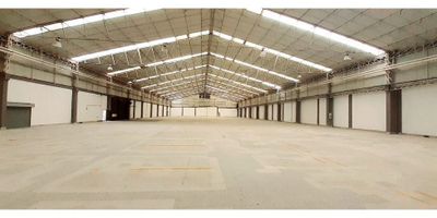 Bodega área total construida 4993m2, área de lote 4250m2,  área de bodega  de 3150m2, pisos en cemento, doble altura, área de oficina primer piso 743m2, espacios con divisiones, área de oficinas segundo piso 743m2, zona de comedor con cocina equipada,   200kva, ,zona de patio de maniobras 357m2, entrada para tractomula, zona industrial, triple altura 

