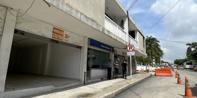 Local en arriendo en Barranquilla, ubicado estratégicamente en el consolidado barrio El Tabor. Este espacio comercial cuenta con 46 m² de área construida, ofreciendo un entorno funcional para su negocio. Dispone de 1 baño, lo que lo hace adecuado para diversas actividades comerciales. La administración tiene un valor aproximado de $270,000. Ideal para arrendar un local en una zona con alta visibilidad y dinamismo en Barranquilla. Para más detalles sobre este local comercial en El Tabor, contáctenos a través de WhatsApp, quiero que me contacten o ver teléfonos.