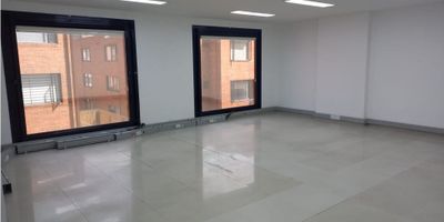 Oficina con area de 100 m2 ubicada en un tercer piso en un prestigioso sector empresarial, cuenta con 3 parqueaderos, baños compartidos, el edificio cuenta con ascensor, excelente ubicacion.

Contactanos para mas informacion.
