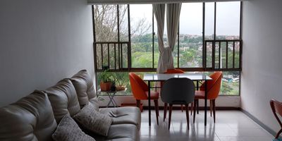 Apartamento en venta en unidad cerrada sector San Mateo de facil acceso, cerca a colegios y de rutas de transporte publico. Cuenta con sala-comedor, pisos en ceramica, tres habitaciones y dos baños, cocina integral, estufa y calentador a gas, zona de ropas. Apartamento con remodelaciones. La unidad cuenta con con piscina,  gimnasio, salón comunal, parques infantiles, zonas verdes y un parqueadero descubierto comunal. Vigilancia y portería las 24 Horas. Inmuebles sujetos a verificación de disponibilidad.