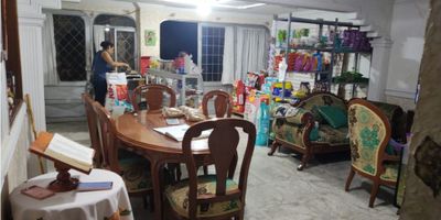 Casa de 3 niveles con dos frentes en venta, cuenta con un area construida de 462 m2, area de terraza162 m2, cuatro apartamentos con servicios independientes, dos garajes, planos al dia.

La casa esta distribuida de la siguiente manera:

1er piso: tres alcobas, sala comedor, cocina, dos unidades sanitarias, patio y garaje.

2do piso: tres alcobas, sala comedor, balcon, cocina, dos unidades sanitarias, patio pequeño (puede ingresar la motocicleta), garaje.

3er piso: son dos apartamentos, el primero cuenta con tres alcobas, sala comedor, cocina, una unidad sanitaria, el segundo cuenta con dos alcobas, sala comedor, patio de ropas, cocina, una unidad sanitaria.

Cerca a escuela, colegios, supermercados, a diez minutos del centro de la ciudad.
