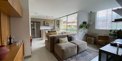 Venta de apartamento, sector la Doctora Sabaneta, cuenta con 69 metros cuadrados, con proyección a distribuir en 3 habitaciones, 2 baños, amplio espacio social, balcón amplio, cocina abierta amplia, zona de ropas independiente, parqueadero cubierto y cuarto útil. La unidad cuenta con zonas comunes y de recreación, dotadas con coworking y zona de lavandería. Con buenas vías de acceso, rutas de transporte público, cercano al centro comercial aves maría y parque de sabaneta. 