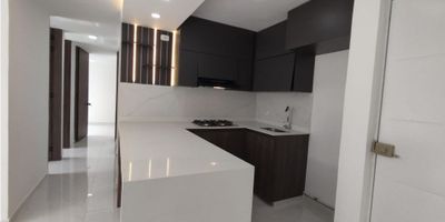 ¡Descubre tu nuevo hogar en Majestic 2, Dosquebradas! Este encantador apartamento, ubicado en un sector de alto crecimiento, está rodeado de todas las comodidades que necesitas: a pocos minutos de supermercados como Olímpica y Ara, cercano a una gran variedad de restaurantes y comercios, incluyendo ferreterías y panaderías, y con fácil acceso a transporte público. El apartamento cuenta con acabados de alta calidad, destacando especialmente su moderna y lujosa cocina, perfecta para los amantes del arte culinario, y espacios bien distribuidos que ofrecen comodidad y estilo en cada rincón. Si sueñas con tener un apartamento propio con una cocina de lujo, ¡esta es la opción ideal para ti! No pierdas la oportunidad de convertir este apartamento en tu nuevo hogar. Contáctanos hoy mismo para más información o para agendar una visita.
