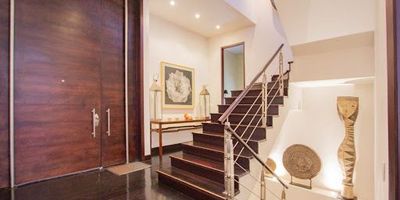 Espectacular casa de cuatro niveles , sala y comedor independientes , un estudio, cocina , tres alcobas , dos con baño privado,estar de alcobas ,alcoba principal muy amplia con vestier,baño con jacuzzi y terraza,sótano ,zona de lavandería,deposito y caba.