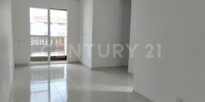 Apartamento en el conjunto Surcos de Pangola en Jamundí, se encuentra en quinto piso con ascensor, es un apartamento muy iluminado, cuenta con cocina integral, sala-comedor con balcón, 3 habitaciones, la principal con vestier, 2 baños, zona de oficios, parqueadero propio. El conjunto esta junto al supermercado La Gran Colombia de Pangola, además cuenta con piscina y juegos infantiles.