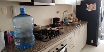 Apartamento de 91 metros, 2 alcobas, 2 baños, cocina integral, 3 balcones, pisos en porcelanato, aires y cortinas, edificio con ascensor, gimnasio, salón social, portería 24 horas y cámaras de seguridad.