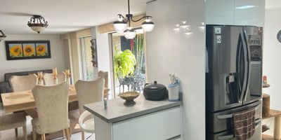 ALQUILO CASA EN CONDOMINIO.Descubre esta impresionante casa con 4 habitaciones y 5 baños en , con 280 metros cuadrados y 3 parqueaderos. Con un diseño moderno y espacios amplios, esta propiedad es ideal para quienes buscan comodidad y elegancia. No pierdas la oportunidad de vivir en este exclusivo hogar. ¡Contáctanos ahora para más información! John Jairo Velasquez