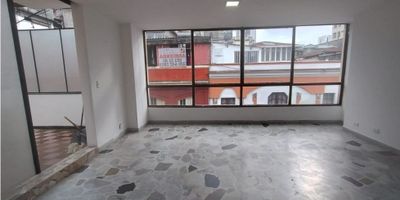 Inmobiliria Lucia Prada tiene para ti  en Alquiler, Oficina en epicentro empresarial y Comercial  de la ciudad de manizales, con una ubicacion estrategica Cerca a centros comerciales, bancos, oferta gastronica, comercio y excelentes vias de acceso y trasporte publico. 

La oficina esta ubicada en el centro de la ciudad, cuenta con 190 metros cuadrados, 3 baños  cocina integral, Closet y una espectacular terraza con vista panoramica. Porteria 24 horas 

La administración esta Incluida en el canon

¡Estamos listos para darte la mejor atención, contáctanos 3206422861 !
