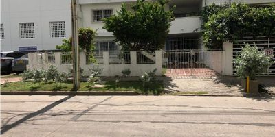 OPORTUNIDAD CASA EN VENTA BOCAGRANDE / CASTILLOGRANDE 

Oportunidad casa en venta, ubicada cerca de la clinica Bocagrande.

La casa se encuentra ubicada a media cuadra DE LA PLAYA DE CASTILLOGRANDE, Puede tener la opcion de colcoar dos locales comerciales en la primera planta de la casa y apartamentos en la segunda planta. 

El sector cuenta con buena dotación urbanística, representada en parques, zonas verdes, canchas deportivas especializadas y múltiples, bulevares, iglesias, estación de policía, centros de salud, hospitales y clínicas, vías pavimentadas, señalización vial, y disposición de todos los servicios públicos.

Local 1: Consta de terraza y Jardín, recepción, cuatro (4) salones con dos (2) baños, hall interno, cocina amplia, parqueadero doble más el externo, patio y cuarto de san alejo, lo cual ocupa toda la planta baja de la edificación.


Apartamento 1 (seundo piso): Ocupa toda la segunda planta. Las dos unidades tienen accesos independientes. El apartamento 1, segundo piso, consta de 3 Habitaciones amplias con sus respectivos baños internos, sala, comedor, cocina, hall interno, zona de laboresamplia, terraza, escalera frente fachada y otra en la parte trasera que baja al patio y cuarto san alejo.

Medidas:

Area del lote: 275 mts2./ Area primera planta:157.5 mts2/ Area segunda planta 100 mts2 / Area total de construccion: 272 mts2 / Area libre: 117,6 mts2. ( Areas de medidas, sujetas a verificacion con documentacion).

CODIGO WASI 1416210
