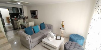 Casa en Venta en unidad cerrada en el sector de homencenter cerca a supermercados de cadena, centros comerciales, universidades, rutas de transporte publico y servicios complementarios de la zona, cuenta con tres niveles, con ventilacion e iluminación natural, con sala-comedor, pisos en ceramica, tres habitaciones y tres baños, cocina Integral mesón en quarztone,  estufa y calentador a gas, zona de ropas. La unidad cuenta con piscina, gimnasio, salon comunal, sauna/turco, parques infantiles, placa polideportiva, zonas verde y un parqueadero descubierto. Con vigilancia y portería las 24 horas. *Inmuebles sujetos a verificación de disponibilidad.*