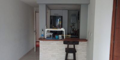 Apartaestudio en Arriendo en Unicentro en unidad cerrada cerca a supermercados de cadena, parque principal, centros comerciales, universidades, rutas de transporte publico y servicios complementarios de la zona. cuenta con una habitación y un baño, pisos en cerámica, cocina integral mesón en granito, estufa y calentador a gas, zona de ropas. La unidad cuenta con piscina, gimnasio, salón comunal, sauna/turco, parques infantiles, placa polideportiva, zonas verdes. Un parqueadero descubierto. Vigilancia y portería las 24 horas. *Inmuebles sujetos a verificación de disponibilidad.*