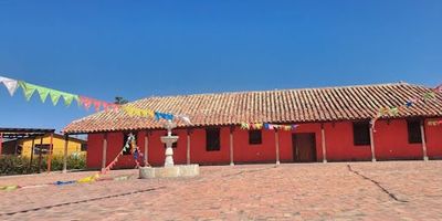 Hermoso loca en zona campestre, cuenta con gran plazoleta colonial con fuente de piedra natural, baños, cocina, bar, parqueaderos, ideal para restaurante campestre.