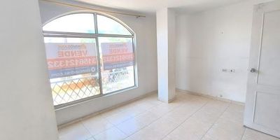SE VENDE Cómodo e iluminado apartamento, PISO 2 - barrio JUNIN al centro de la ciudad, a una cuadra de la autopista sur oriental. estrato 3,Servicios Independientes. consta de  amplia sala comedor, dos habitaciones con closet, 1 baños, cocina sencilla con gabinetes con zona de oficios con lavadero de ropa y punto para lavadora.   Cerca de parques, locales, centros comerciales, colegios, estaciones del mío y servicios esenciales. NO CUENTA CON PARQUEADERO.  VENTA SOLO EN EFECTIVO. 