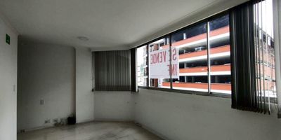 Consultorio en Venta en el centro cerca a centro comerciales, parques, supermercados de cadena, centros comerciales, rutas de transporte publico y servicios complementarios de la zona,  cuenta con dos amplios espacios y un baño, pisos en ceramica, cableado de red, techo cielorraso. Vigilancia y porteria las 24 Horas.