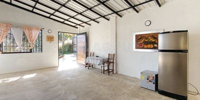 un &nbsp; hogar ideal te espera! Cómoda casa finca en la vereda San José, San Cristóbal, con un año de construida. Posee 300 m² construidos. Disfruta de sala, dos alcobas, un clóset, cocina semi integral, dos baños cabinados, zona de ropas, balcón y cuarto útil. Incluye parqueadero para tres vehículos y el agua en el canon. A solo 7 minutos de la autopista, te ofrece tranquilidad y comodidad. Experimenta un servicio ágil y personalizado para encontrar tu nuevo espacio.