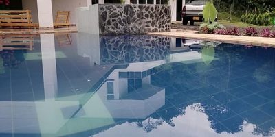 Excelente casa campestre en venta en Pereira, Risaralda. Esta propiedad destaca por sus 380 m² construidos sobre un amplio lote de 1560 m². Dispone de 5 habitaciones y 8 baños, ofreciendo gran comodidad. La vivienda cuenta con acabados de lujo, extensas zonas verdes, una piscina y dos jacuzzis para disfrutar. Adicionalmente, incluye 3 parqueaderos. Ubicada en Pereira, es una valiosa opción de venta para quienes buscan un estilo de vida relajado con todas las amenidades. Para más información o agendar una visita, contáctenos vía WhatsApp, quiero que me contacten o ver teléfonos.