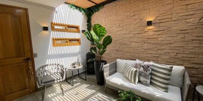 Casa en venta en unidad cerrada. Cerca a parques, restaurante, supermercado, mall y entorno tranquilo y de poco ruido. Piso en madera, dos niveles, sala y comedor independiente, chimenea, 3 alcobas con baño en la alcoba principal, cocina integral abierta, balcon, terraza y parqueaderos independientes cubiertos. Conjunto cerrado, salon social, vigilancia,  porteria 24 horas, citofonia y circuito cerrado de tv *Inmuebles sujetos a verificación de disponibilidad.*