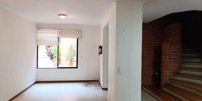 Casa en venta en unidad cerrada cerca a centros comerciales, restaurantes, parques, rutas de transporte publico y servicios complementarios. Piso madera y ceramica, puerta de seguridad, sala y comedor independiente, 4 alcobas con baño en la principal 2 niveles, cocina integral cerrada, alcoba y baño de servicio, balcon y parqueaderos lineales cubiertos. Conjunto cerrado con piscina, salon social, zonas verdes, vigilancia 24 hrs, citofonia y circuito cerrado de tv.  *Inmuebles sujetos a verificación de disponibilidad.*