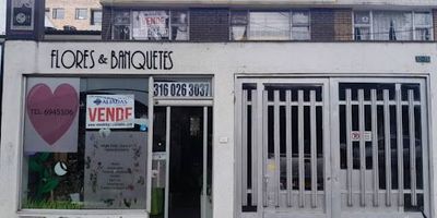 CASA EN VENTA NORMANDIA PRIMER SECTOR. Ubicación estratégica. 268 metros cuadrados de área construida. Área de terreno 7 M de frente por 30 m de fondo. Sala comedor independiente chimenea a leña, estudio cuatro alcobas, pisos en cerámica. Dos baños más baño social. Cuarto y baño de servicio. Dos garajes. Cómodas vías de acceso calle 26, calle 53, calle 63, avenida Boyacá, avenida 68, Avenida Rojas.