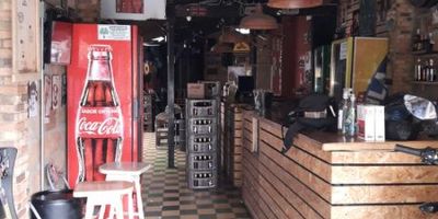 Local comercial en venta ubicado en el barrio Centro de La Estrella, Antioquia. Este inmueble, situado en el primer piso, cuenta con 120 m² de área construida y dos baños, ideal para diversas actividades. Dispone de servicio de vigilancia, brindando mayor seguridad. Su estratégica posición en el Centro de La Estrella ofrece cercanía a importantes servicios y comercios, facilitando el acceso. Una excelente opción para establecer su negocio o como inversión en La Estrella. Contáctenos para más información o coordinar una visita a través de WhatsApp, quiero que me contacten o ver teléfonos.