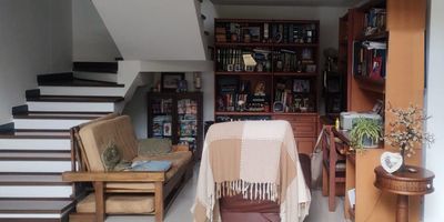 Casa para venta en unidad cerrada en la Loma del Escobero, entorno campestre y tranquilo. Fácil acceso a multiples servicios complementarios. Piso en ceramica y madera laminada, dos niveles, area social con salacomedor muy amplio, estudio, biblioteca y estar de tv. 3 alcobas con baño en cada una, jacuzzi, baño social, cocina integral abierta tipo americano, alcoba y baño de servicio. Cuenta con terraza, jardin y lote aprox de 780m. Zona de Parqueo para 4 vehiculos (2 en espacio cubierto). Unidad con salon social, parque infantil, zonas verdes, vigilancia 24 horas, citofonia y circuito cerrado de tv   *Inmuebles sujetos a verificación de disponibilidad.*