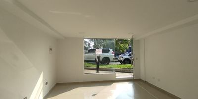 Local en Arriendo en Los Alamos cerca a  la avenida principal, cerca a supermercados de cadena, parque principal, centros comerciales, universidades, rutas de transporte publico y servicios complementarios de la zona, cuenta con amplio espacio y un baño, pisos en porcelanato, cableado de red, techo cielorraso. El local esta en area independiente, con iluminacion y ventilacion natural. Valor de arriendo es mas IVA. *Inmuebles sujetos a verificación de disponibilidad.*