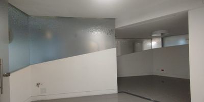 Consultorio en Arriendo en Los Alamos cerca a  la avenida principal, cerca a supermercados de cadena, parque principal, centros comerciales, universidades, rutas de transporte publico y servicios complementarios de la zona, cuenta con amplio espacio, pisos en porcelanato, cableado de red, techo cielorraso. El consultorio esta en area independiente, con iluminacion y ventilacion natural. Valor de arriendo es mas IVA. *Inmuebles sujetos a verificación de disponibilidad.*