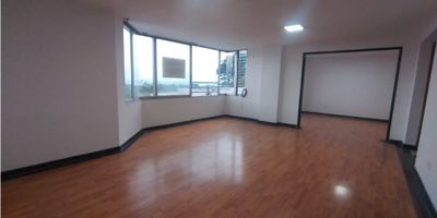 Este amplio apartamento  localizado en el sector norte de Armenia, cuenta con un área de 126 m2 distribuidos en 3 amplias habitaciones.  3 baños. sala comedor grande, cocina integral. zona de ropas. cuarto útil y parqueadero para tres carros. Este apartamento también cuenta con estancias adicionales que le brindarán una mayor confort, como una biblioteca o estudio y un salon de TV. Un apartamento por piso 

Ubicado en zona privilegiada. cerca del Hospital de Zona. centros comerciales, universidades, bancos  y transporte público.¡Contáctame 3005050322!
