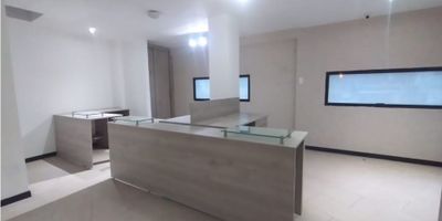 ¡Excelente oportunidad de local - oficina o consultorios  en alquiler en el  Parque Fundadores. 2o piso  Cuenta con Recepción , 2 consultorios privados, mas un par de cubículos, Tambien tiene Bodega, cocineta y baño . Excelente ubicación, Se encuentra en la Avenida Bolivar, lo que garantiza una gran afluencia de personas y visibilidad para el negocio. En resumen, este local para alquiler en Armenia, Quindío, es una verdadera joya para aquellos que buscan un espacio funcional, moderno, seguro y en una ubicación estratégica. ¡No pierdas la oportunidad de hacer crecer tu negocio en este lugar excepcionalmente bien ubicado y equipado! Contactame¡¡¡ 3005050322
