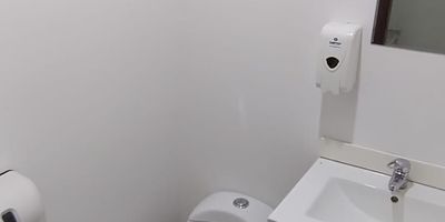 Consultorio en Arriendo en unidad cerrada en Pinares cerca a supermercados de cadena, centros comerciales y servicios complementarios de la zona. Cuenta con un espacio y un baño, pisos en porcelanato, cocineta, cableado de red, techo cielorraso. La unidad cuenta con baños comunales, un parqueadero cubierto. Vigilancia y porteria las 24 Horas. *Inmuebles sujetos a verificación de disponibilidad.* Valor de arriendo es mas IVA