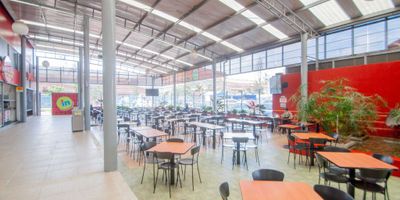 Local en el Centro Comercial Zona In, este espacio se encuentra en la plazoleta de comida, rodeado de grandes marcas como EPS Sanitas, El Corral y D1. El local está equipado con luz trifásica y monofásica, y está completamente preparado y adecuado para cualquier tipo de cocina.