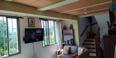 Se vende, casa en sector comercial y residencial barrio Los Paraísos. Cuenta con 3 habitaciones 3 baños, sala comedor y tiene una bodega de almacenamiento, terraza con una excelente vista a la ciudad. AGENTE LUIS ALEJANDRO CARRASCO 