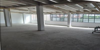 Este magnífico edificio de 2000 M2 de construcción se encuentra ubicado en la hermosa ciudad de Pereira, en Risaralda, una de las regiones más prósperas de Colombia. Con un área de terreno de 1350 M2, esta propiedad ofrecerá a su futuro dueño una amplia gama de posibilidades de negocios.

En su interior, el edificio cuenta con todas las comodidades necesarias para un funcionamiento eficiente y seguro. El suministro de agua está garantizado, mientras que el depósito se convierte en el espacio ideal para almacenar cualquier tipo de materiales o productos. Además, la electricidad está instalada y lista para ser usada en cualquier momento. Por último, una puerta de seguridad brinda tranquilidad y protección a sus ocupantes.

En cuanto a las características externas, este edificio se encuentra en una ubicación privilegiada. El acceso pavimentado facilita la llegada al inmueble y sus alrededores. Al estar cercano a centros comerciales, esta propiedad cuenta con una amplia oferta de servicios y entretenimiento justo a su alcance. También se encuentra cerca de la zona urbana, colegios y universidades, lo que lo hace el lugar perfecto para emprendedores o inversionistas involucrados en el sector educativo.

El edificio cuenta con un garaje privado, lo que permite a sus ocupantes tener un lugar seguro donde estacionar sus vehículos. Además, los parques cercanos ofrecen espacios verdes y recreativos ideales para disfrutar en familia o para realizar actividades al aire libre. Sin duda, la ubicación del edificio en una zona comercial le brinda una gran ventaja competitiva a sus futuros dueños.

En resumen, este edificio en venta en Pereira, Risaralda, ofrece una amplia área de terreno y construcción, con todas las comodidades necesarias para un funcionamiento eficiente y seguro. Su ubicación estratégica cercana a importantes servicios y su versatilidad en cuanto a su uso lo convierten en una excelente opción de inversión para cualquier persona que desee